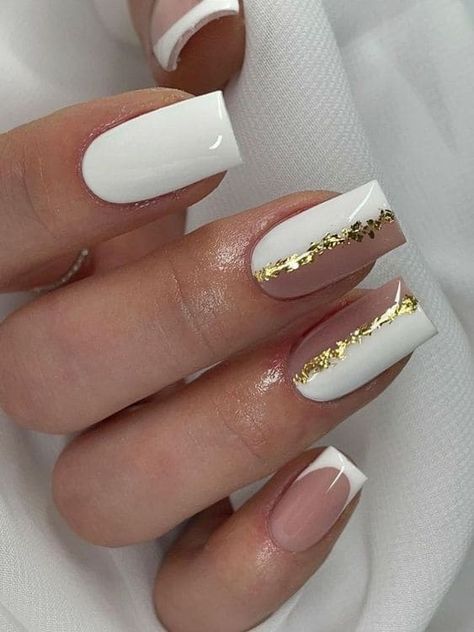 Classic White Nail Designs, Nails Design With White Color, White Gold Flakes Acrylic Nails, Off White Nails Acrylic Art Designs, Gel Nails Gold Foil, White And Gold Acrylic Nails Prom, Gel Nails Ideas White And Gold, Elegant White And Gold Nails, Gold Foil Nails White