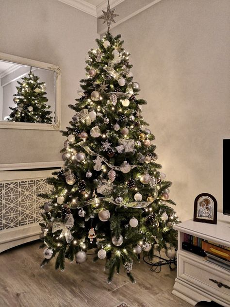 Christmas Tree Ideas Silver And Gold, Christmas Tree White Silver, Silver Decorations Christmas Tree, Silver White And Gold Christmas Tree Decorations, White Silver Gold Christmas Tree, Silver And Gold Xmas Tree, Hold And Silver Christmas Tree, Tree With White Ornaments, Silver Decor Christmas Tree