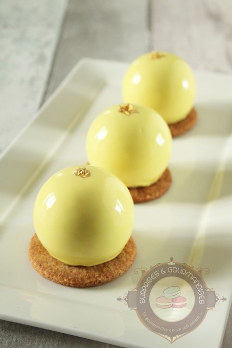 Entremets framboise et citron vert ("L'acidulé") - Surprises et Gourmandises Chef Desserts, Fancy Desserts Recipes, Cracker Toffee, Colorful Desserts, Mousse Dessert, Beautiful Desserts, Fancy Desserts, French Pastries, Cooking Recipes Desserts