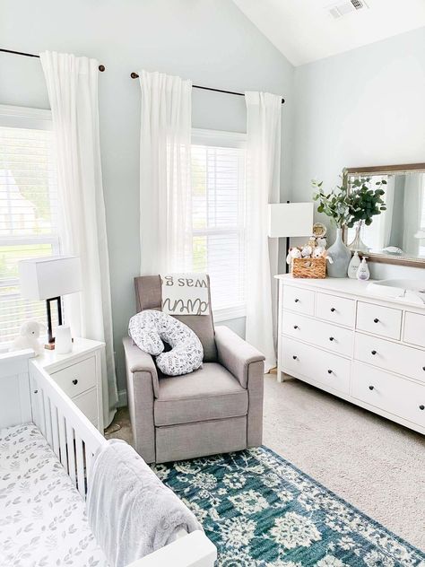 White Nursery Blue Accents, Light Neutral Nursery, Nursery Ideas White Furniture, Light Nursery Ideas, Simple Baby Boy Nursery Ideas, Simple Modern Nursery, Modern Farmhouse Nursery Neutral, Boy Nursery With White Crib, White Crib Nursery Gender Neutral