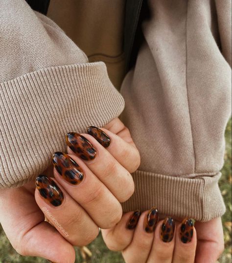 Minimal Short Almond Nails, Purple Tortoise Shell Nails, Tortoise Nails Short, Fall Nails Animal Print, Dark Academia Nail Art, Brown Nails 2024, Nail Autumn 2024, Nail Leopard Design, Tortoishell Nails Design