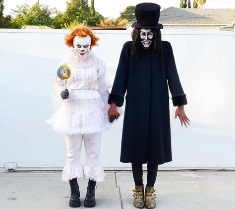 Pennywise and Babadook Creative Couple Halloween Costumes, Couple Halloween Costumes Ideas, Spooky Halloween Party Ideas, Adult Halloween Party Games, Halloween Costumes Diy Couples, Halloween Party Activities, Halloween Yard Art, Halloween Date, Movies Horror