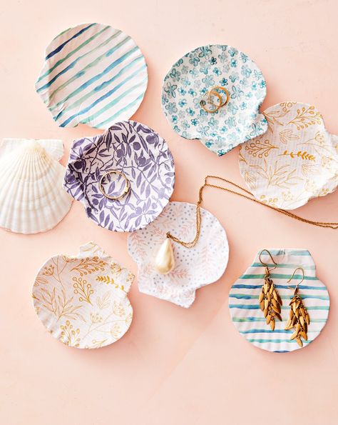 seashell-transfer-catchall-DdfJsdMc47WAivF-jCkdie-0521 Embroidered Photographs, Fabric Flower Pins, Summer Diy Projects, Mother's Day Bouquet, Flower Bar, Dried Rose Petals, Diy Mothers Day Gifts, Gadgets And Gizmos, Scallop Shells