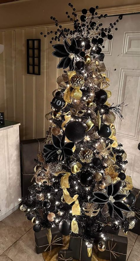 Gold Black White Christmas Tree, Gold White And Black Christmas Tree, Gatsby Christmas Tree, Black And Gold Xmas Tree, White Black And Gold Christmas Tree, Black And Gold Christmas Tree Decor, Black Gold And White Christmas Tree, Black And Gold Christmas Tree Ideas, Black White And Gold Christmas Tree