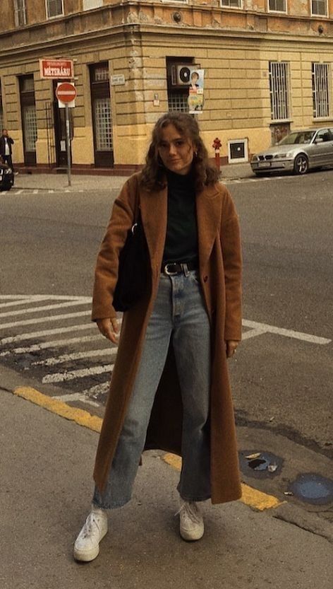 Fall Dress Street Style, Autumn Layering Outfits, Classic Cozy Outfit, Winter Street Style Nyc, Back To University Outfits Fall, Night Flight Outfit, Edinburgh Fall Outfit, Spanish Fall Fashion, Semi Casual Fall Outfits For Women