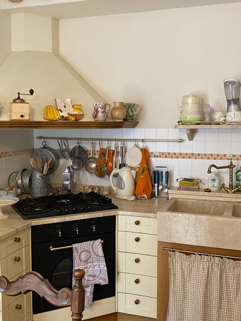 Vintage Italian House, Italian Apartment Interior, Italian Apartment Aesthetic, Italian Kitchen Aesthetic, Old Italian Kitchen, Italian House Aesthetic, Cottagecore Ghibli, Italian Home Aesthetic, Italian Household