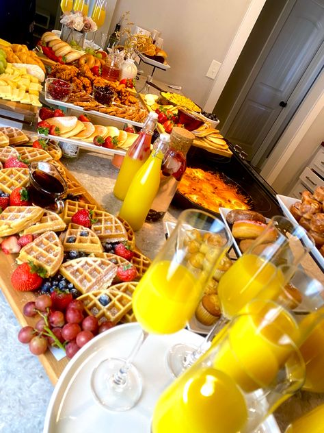 Breakfast board ideas Breakfast Setting Ideas, 16 Birthday Breakfast Ideas, Catering Display Breakfast, Breakfast Table Ideas Brunch Party, Western Brunch Food, Engagement Breakfast Party, Big Brunch Buffet, Breakfast Ideas Set Up, Friends Breakfast Ideas