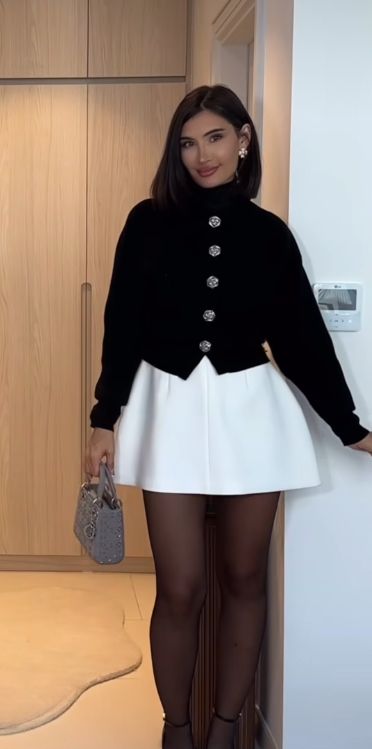 Prep Style Women, Office Sneakers Outfit, Proffesional Woman Outfits, Premier Outfits, Classy Feminine Outfits, Look Working Girl, Cute Office Outfits, Elegant Outfit Classy, Posh Style