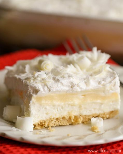 White Chocolate Lasagna - a delicious 4-layer dessert filled with cream cheese, pudding, cool whip, Golden Oreos, White Chocolate curls and more! { lilluna.com } Pudding Desert, Cream Cheese Pudding, Chocolate Desert, Chocolate Lasagna Recipe, Dessert Lasagna, Chicken Wine, White Chocolate Desserts, Cheese Pudding, Golden Oreo