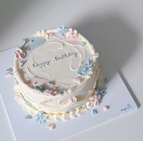 35 Birthday, Rodjendanske Torte, Small Birthday Cakes, Vintage Birthday Cakes, Idee Babyshower, Korean Cake, Elegant Birthday Cakes, Simple Cake Designs, Funny Birthday Cakes