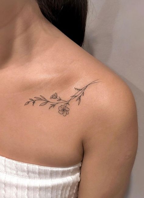 If you love minimalistic tattoos, collarbone designs are the perfect fit. Check out these simple yet stunning ideas. #MinimalistTattoo #CollarboneTattoo #SimpleDesigns #TattooInspiration Collarbone Tattoo Ideas, Small Flower Tattoos For Women, Collarbone Tattoos, Women's Shoulder Tattoo, Clavicle Tattoo, Collarbone Tattoo, Cute Simple Tattoos, Bone Tattoos, Flower Tattoo Shoulder