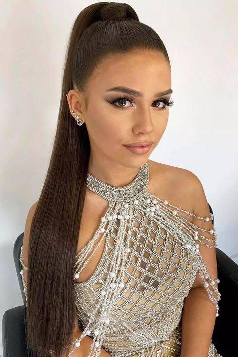 Woman with a sleek high ponytail, showcasing a polished and sophisticated look." Long Ponytail Hairstyles, Slick Ponytail, Slicked Back Ponytail, High Ponytail Hairstyles, Sleek Ponytail Hairstyles, Hair To One Side, Twist Ponytail, Quinceanera Hairstyles, Classic Hairstyles