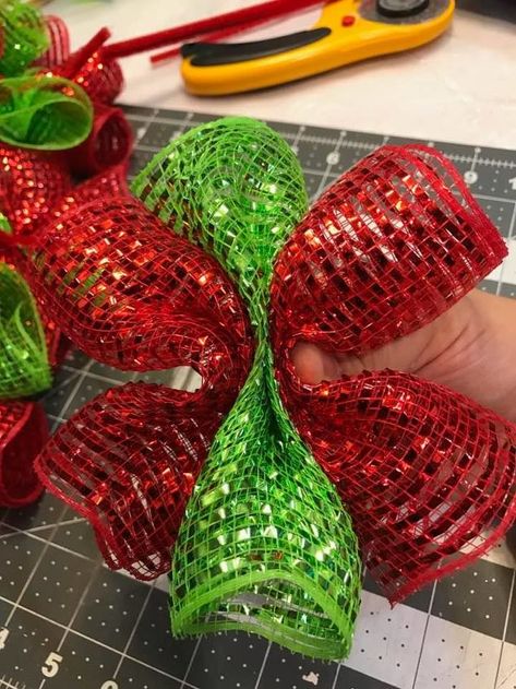 Real Christmas Wreaths, Christmas Deco Mesh Wreath, Diy Deco Mesh Wreath, Christmas Deco Mesh, Deco Mesh Wreaths Diy, Mesh Wreath Tutorial, Diy Budget, Deco Mesh Christmas Wreaths, Mesh Wreath Diy