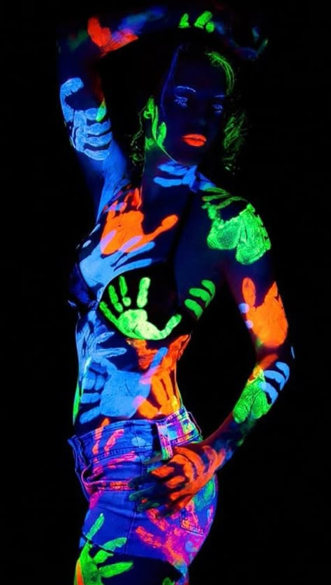 Glow In The Dark Body Art, Glow Stick Photoshoot, Black Light Body Art, Blacklight Body Art, Neon Paint Photoshoot, Uv Photography Portraits Body Art, Black Light Photography, Uv Body Painting Ideas, Glow In The Dark Photoshoot