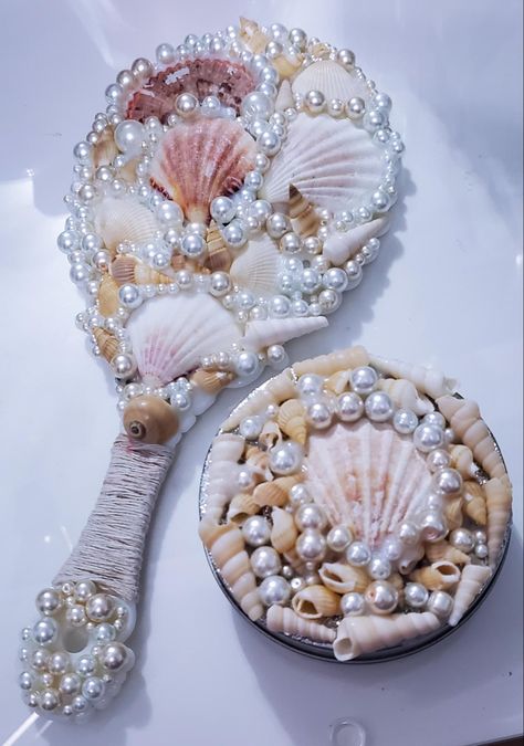 Mermaid Vanity Ideas, Shell Hand Mirror, Seashell Hand Mirror, Seashell Jewelry Holder Diy, Sustainable Art Projects, Sirencore Room, Mermaid Core Bedroom, Diy Hand Mirror, Things To Do With Seashells