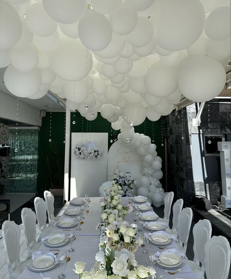 All White Party Decor Table Decorations, All White Decorations Party, All White Party Ideas, All White Party Decorations, White Party Aesthetic, White Out Party, Grad Dinner, Monochrome Party, Silver Party Decorations