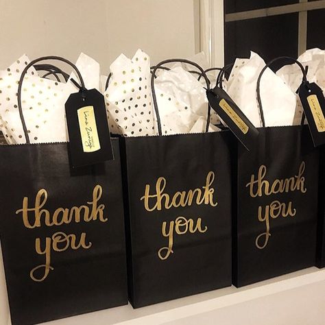 Tickled to see these #thankyougiftbags from my #etsyshop in action! Thanks to Lina Zuniga Makeup for the sweet shot of her custom medium sized bags. :) Custom Thank You Gift Bags - Large Personalized Wedding Welcome Bag - Hand Lettered Party Guest Favor Bags Thank You Gifts For Guests, Salon Goodie Bags Gift Ideas, Event Goodie Bag Ideas, Thank You Gift Bags Ideas, Thank You Bags Ideas, Thank You Bag, Gift Bags Ideas What To Put In, Brunch Gift Bags, Thank You Gift