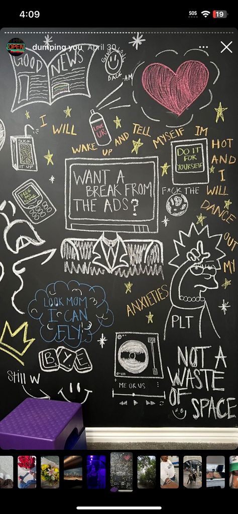 Chalkboard Aesthetic, Chalk Wall Art, Room Arrangement Ideas, Chalkboard Wall Bedroom, Fun Chalk Art, Chalkboard Wall Art, Whiteboard Art, Chalk Wall, Dream Apartment Decor