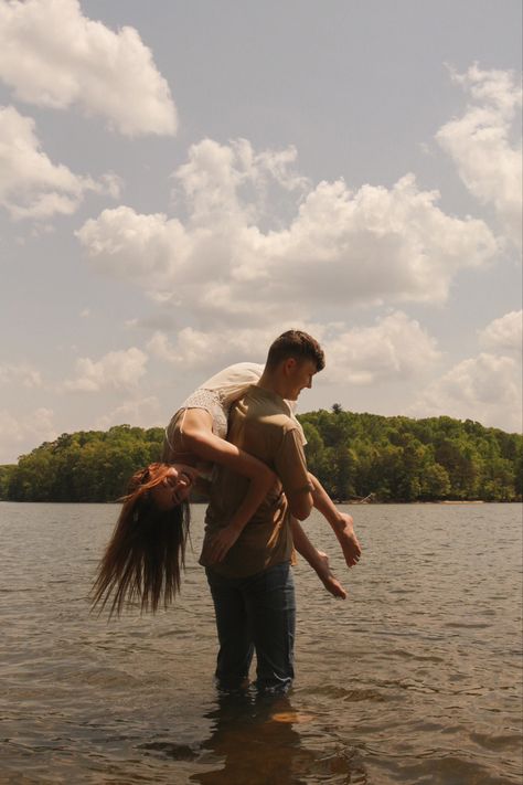 Lake Photoshoot Ideas Couple, Lake Day Photoshoot, Couple Lake Photos, Couples Photoshoot Water, Couple River Photoshoot, Lake Couple Pictures, Lake Pictures With Boyfriend, Lake Couple Photoshoot, Lake Photoshoot Ideas