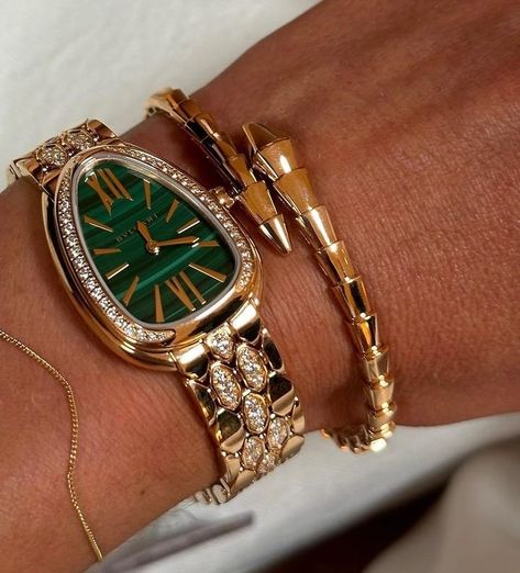 Bulgari Serpenti Forever Watch - Exquisite Timepiece for the Modern Elegance Enthusiast Expensive Jewelry Luxury, Luxe Jewelry, Jewelry Accessories Ideas, Dope Jewelry, Classy Jewelry, Expensive Jewelry, Jewelry Essentials, Jewelry Lookbook, Stacked Jewelry