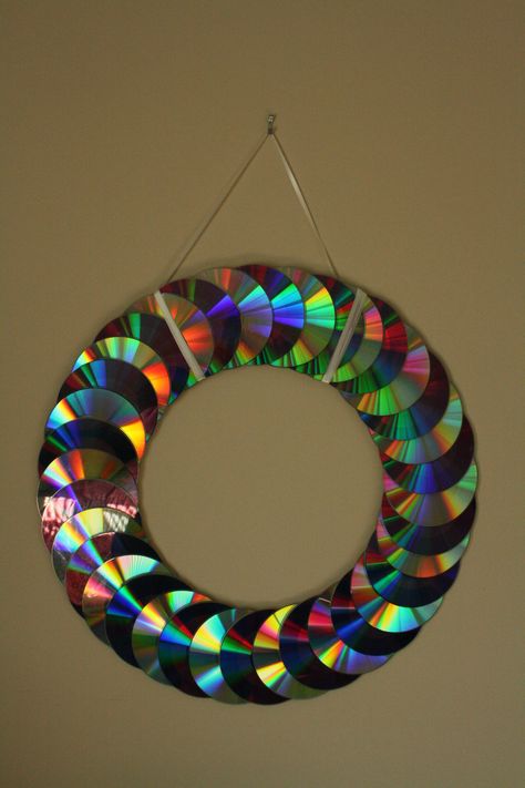 A layered cd wreath! Dvd Decor, Cd Upcycling Ideas, Crafts With Cds, Recycled Cd Crafts, Art Cd, Old Cd Crafts, Cd Project, Recycled Cds, Cd Diy