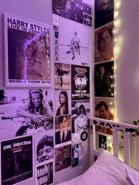 Harry Styles Wall Decor Aesthetic, Poster Prints Aesthetic Wall Pink, One Direction Posters Room, Room Ideas Harry Styles, One Direction Room Aesthetic, One Direction Bedroom Aesthetic, Fangirl Room Ideas, Harry Styles Room Aesthetic, Cd Room Decor Wall Art