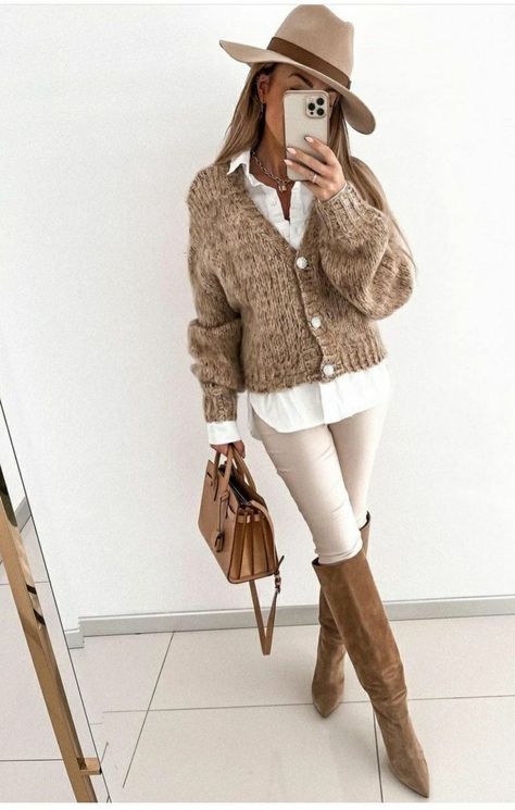 Casual Chic Winter Outfits 2023, Beige Leggings Outfit, Lederhosen Outfit, Look Legging, Winter Fashion Outfits Casual, Mode Boho, Mode Casual, Trendy Fall Outfits, Looks Chic