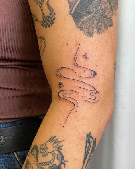 Arm Line Work Tattoos, Squiggle Tattoo Ideas, Abstract River Tattoo, Wavy Word Tattoo, Squiggly Tattoo, Small Trippy Tattoo Designs, Swirly Tattoo Designs, Squiggle Tattoo, Swirly Tattoo