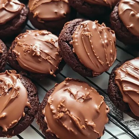 Grandma's Chocolate Drop Cookies Sour Cream Chocolate Cookies, Sour Cream Drop Cookies, Icing That Hardens, Sour Cream Cookies, Chocolate Drop Cookies, Amaretti Cookies, Chocolate Icing, Drop Cookies, Betty Crocker