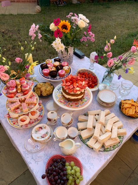 Tea Party Food And Drinks, Tea Party Picnic Food, Garden Afternoon Tea Party, Female Party Ideas, Picnic Tea Party Aesthetic, British Tea Party Aesthetic, Garden Themed Tea Party, Tea Party Brunch Decorations, Easter High Tea