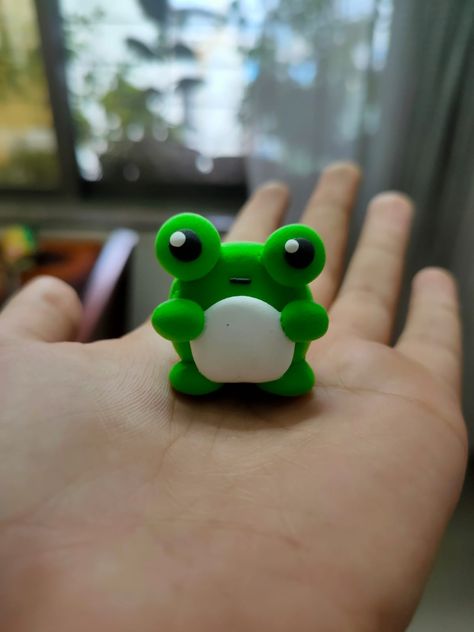 Handmade clay frog. Light Clay Crafts, Clay Creatures Easy, Simple Clay Figures, Diy Clay Frog, Fimo Clay Ideas Easy, Clay Figures Ideas, Super Light Clay Ideas, Cute Clay Figures Easy, Mini Clay Ideas Easy