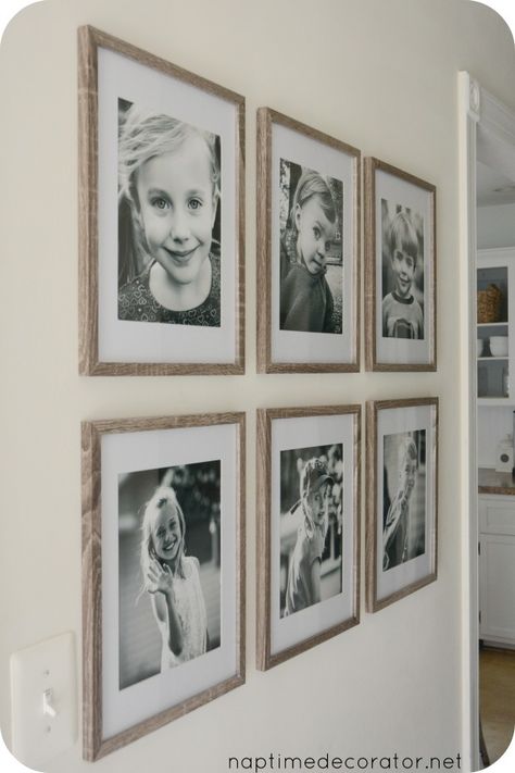 Foto Scale, Foto Muro Collage, Family Pictures On Wall, Collage Mural, Family Photo Wall, Upstairs Hallway, Photo Wall Gallery, Hal Decor, Wall Frames