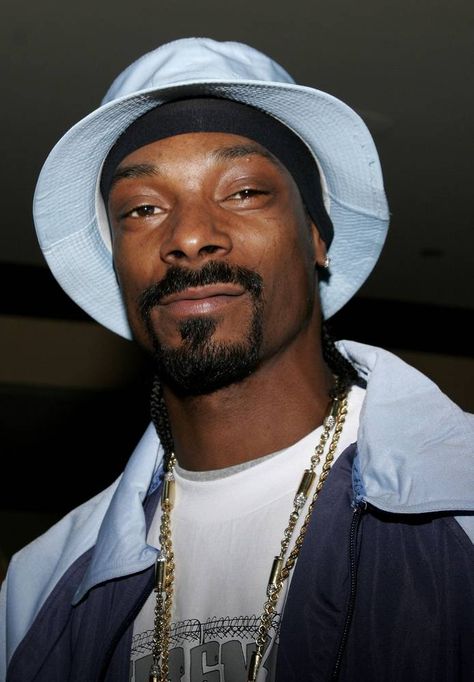 Rapper Snoop Dogg and his bodyguard were charged with the murder of a rival gang member. Snoop Dogg was defended by Johnny Cochran and was acquitted after years of court battles. Trinidad James, Gang Member, Snoop Dog, Music Pics, Gangsta Rap, Celebrities Humor, Hyatt Regency, Celebrity List, Kill People