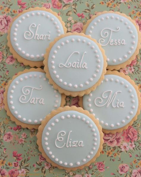 Spice Cutout Cookies, Personalised Wedding Favours, Baptism Cookies, Monogram Cookies, Cutout Cookies, Idee Babyshower, Iced Biscuits, Sugar Cookie Designs, Personalized Cookies