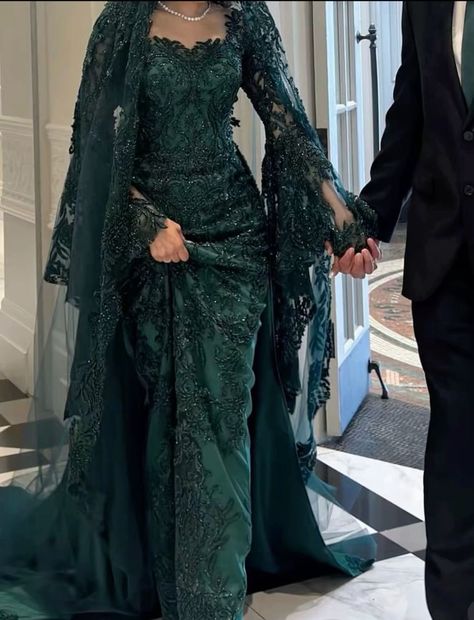 Emerald Green Elegant Dresses, Green Nikkah Dress, Green Engagement Dress, Emerald Green Outfit Ideas, Green Nikkah, Nikkah Look, Baju Kahwin, Green Wedding Dresses, Nikkah Dress