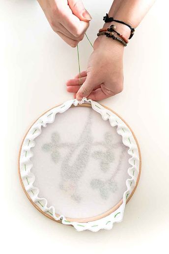 Diy Embroidery Frame, Large Embroidery Hoop, Sulaman Pita, Cross Stitch Hoop, Embroidery Hoop Crafts, Cross Stitch Tutorial, Framed Cross Stitch, Framed Embroidery, Cross Stitch Supplies