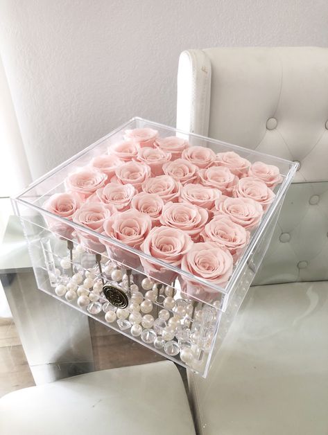 Roses Display Ideas, Acrylic Gift Box Ideas, Preserved Roses Arrangement, Flower Decor Ideas, Jewelry Shop Display, Rosen Box, Luxury Flower Bouquets, Ikebana Flower, Flower Box Gift