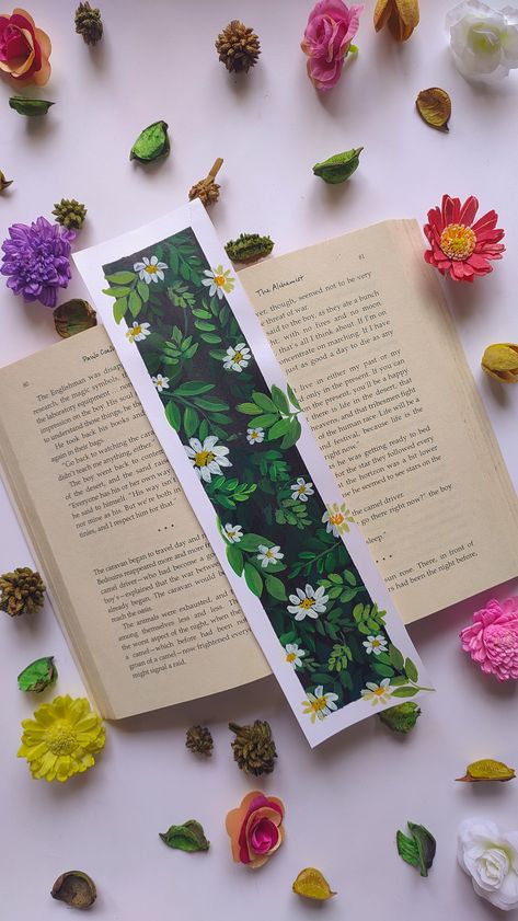 Posca Pen Bookmark, Flower Bookmark Painting, Gouache Painting Bookmark, Bookmark Ideas Painting, Painting Book Marks, Mark Books Ideas, Bookmarks Acrylic Paint, Gouache Bookmarks Ideas, Bookmark Acrylic Painting