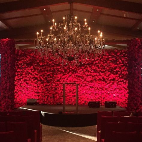 A stunning backdrop of red roses by @marksgarden! Red Backdrop Wedding, Red Roses Backdrop, Event Decoration Ideas, Roses Backdrop, Rose Wedding Decor, Wedding Decor Indian, Best Wedding Decor, Decor Indian Wedding, Christmas Photo Booth Backdrop