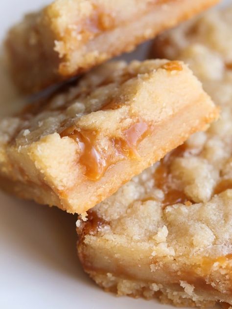 Salted Caramel Butter Bars | The BEST Cookie Bar recipe ever!! Salted Caramel Butter Bars, Caramel Butter Bars, Caramel Squares, Caramel Butter, Caramel Dessert Recipes, Fall Cookie Recipes, Crunch Bars, Caramel Desserts, Caramel Bars