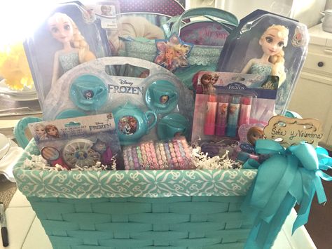 Frozen gift basket . Frozen birthday party . Elsa And Anna birthday basket . Frozen . Disney frozen . Elsa Birthday Gift Ideas, Mermaid Themed Gift Basket, Disney Themed Basket, Frozen Gift Ideas, Frozen Gift Basket, Disney Basket, Bucket Gift Ideas, Frozen Easter Basket, Disney Frozen Gift