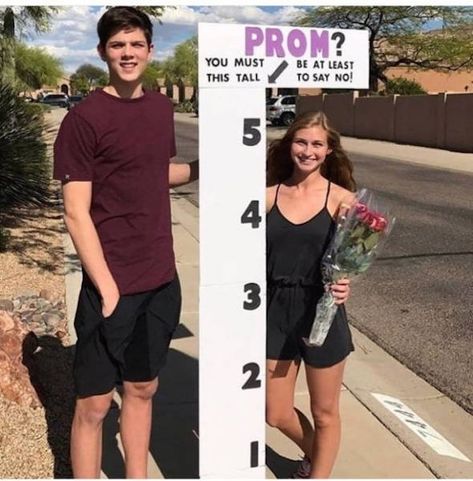 Funny Promposals, Cute Promposals, Homecoming Proposals, Promposal Ideas, Funny Prom, Cute Homecoming Proposals, Cute Prom Proposals, Asking To Prom, Wedding Posing