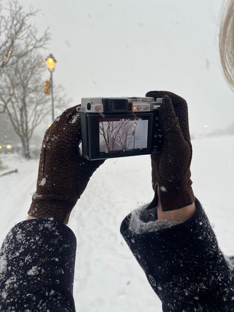 Winter Picture Aesthetic, Snow Vision Board, Photo Idea In Snow, Snow Aesthetic Photos, December Aesthetic Christmas, Winter Aesthetic Photography, Christmas Photo Ideas Aesthetic, Christmas Aesthetic Photography, Christmas Photos Aesthetic