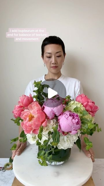 NYC Wedding and Events Florist on Instagram: "Peony Part II. Recipe: 4 hydrangea, 10 peonies, 2-3 bupleurum Most frequently asked question: Why the sprite + bleach?  Here it is! Lemon soda is great for its citric acid and sugar to help nourish the flowers, and the bleach will kill the bacteria in the water 🔪  Same concept as the last video which you should check out cuz it’s simpler. But here are the steps: 1. Leaf line the vase 2. Criss cross the hydrangea stems  3. Plug in peonies all around, in and around the hydrangeas.  4. Add your textural cute greenery or filler accent 5. Save, Like, Share, and Follow for more flower arranging 🫶" Fresh Flowers Decorations, Do It Yourself Flower Arrangements, How To Make Large Floral Arrangements, Peonie Flower Arrangements Centerpieces, Hydrangea Flower Arrangements Vase, Peony And Hydrangea Arrangement, How To Arrange Flowers Centerpieces, Peony Arrangement Ideas, Diy Large Floral Arrangements