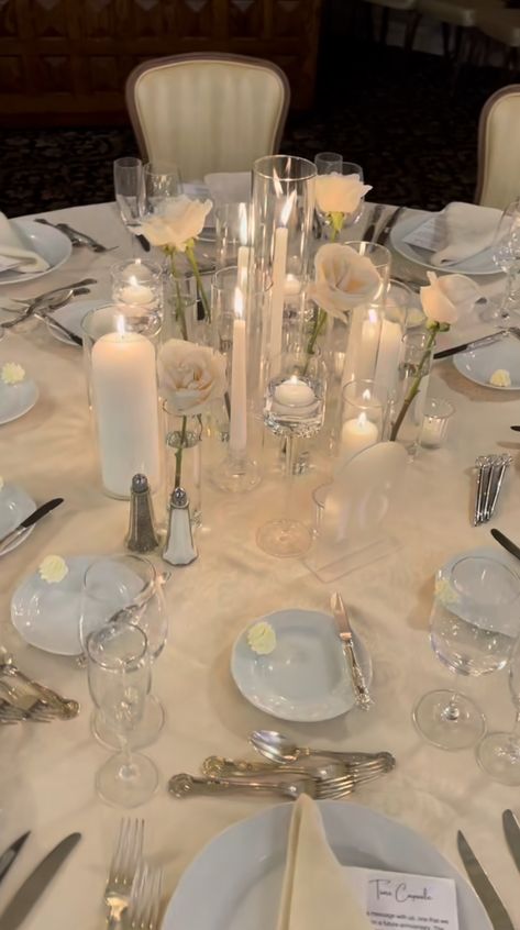 Circle Table Candle Centerpiece, Simple Romantic Wedding Centerpieces, White Rose Wedding Reception, Round Wedding Tables With Candles, Circle Reception Table, Candle Tablescapes Wedding Round, Wedding Tablescapes Round Tables, All White Wedding Table Setting, Wedding Reception Round Table Decor