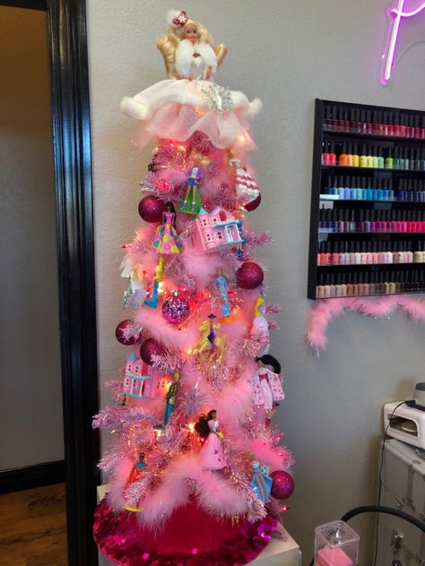 Barbie Christmas tree using McDonalds barbies from the 90’s. Topped with 1989 Barbie for my birth year. Christmas Barbie House, Barbie Christmas Tree Topper, Barbie Christmas Tree Ideas, Barbie Tree, Barbie Christmas Tree, Tiny Trees, Christmas Princess, Dream Christmas, Barbie Christmas