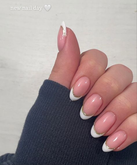 French Oval Nails With Glitter, French Nails White With Glitter, White French Tip With Gold Line Almond, French Nails With Sparkle Line, French Nail With Glitter Line, White Tip And Glitter Nails, Almond French Tip With Silver Line, Almond Nails French Tip With Glitter, White Gold Tip Nails