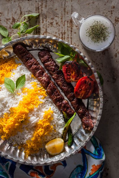 Kebab Koobideh, Persian Food Iranian Cuisine, Persian Dishes, Arabisk Mad, Iranian Dishes, Iran Food, Iranian Recipes, Iranian Cuisine, Persian Cuisine