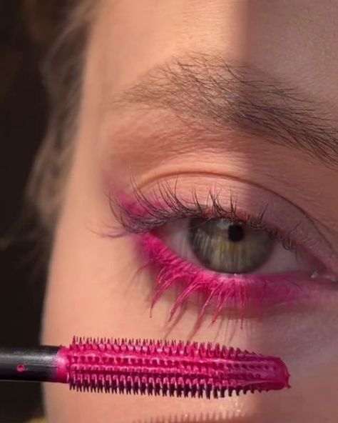 Pink Mascara Make Up, Colorful Mascara Looks, Blue Pink Eye Makeup, Pink Mascara Looks, Colored Mascara Looks, Easy Colorful Makeup, Blue Mascara Makeup, Pink And Blue Makeup, Coloured Mascara