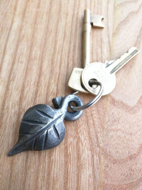 Leaf Keyring or Keychain, handmade ironwork by Tom Fell - Blacksmith Art Fer, Hantverk Diy, Blacksmith Forge, Blacksmith Projects, Blacksmith Shop, Keychain Handmade, Forging Metal, Iron Work, Steel Art